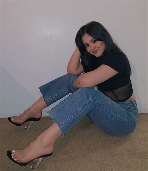Alyssa Bernal's feet