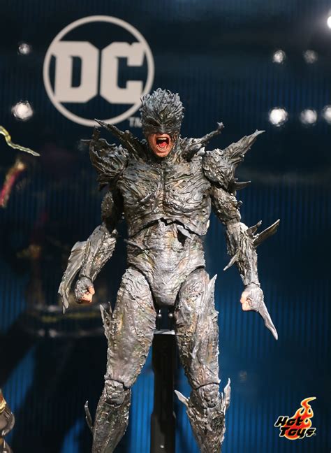 Hot Toys shows off prototypes for their The Flash line (Flash, Dark