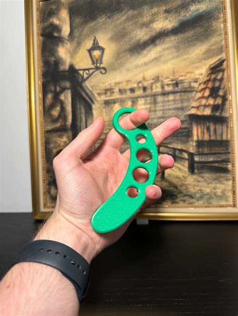 Banana Karambit fidget toy! Remixed by apt-get.fun - MakerWorld