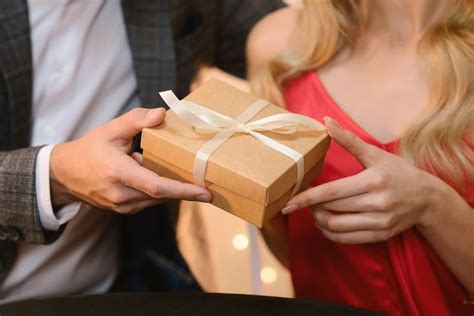 Prezenty na Dzień Kobiet | Wedding gifts for bridesmaids, Gifts, Bridal ...
