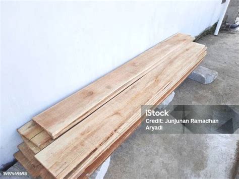 tumpukan papan kayu  bengkel papan kayu  konstruksi  bangunan