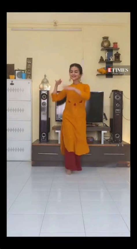 Krutika Deo's dance moves will surely make you sway | Marathi Movie