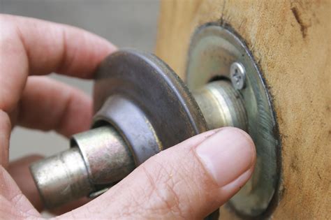 How to Switch a Door From Right Opening to Left Opening: 10 Steps