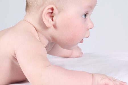 Когда ребенок начинает переворачиваться на живот / Mama66.ru