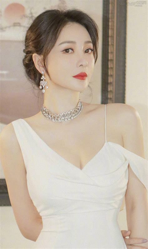 柳岩白裙吊带露香肩乳沟风姿迷人(3/14) – 名腿网