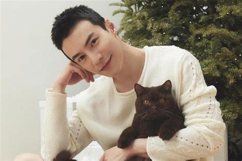 celeb pawrents actor lawrence wong   crazy cat guy facetimes