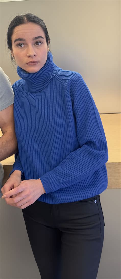 Gorgeous Skinny Latina in Tight Leather Pants - Tight Jeans - Forum