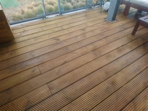 Balkons: 1 balkon; Leggen houten vloer (houtplanken) op het balkon