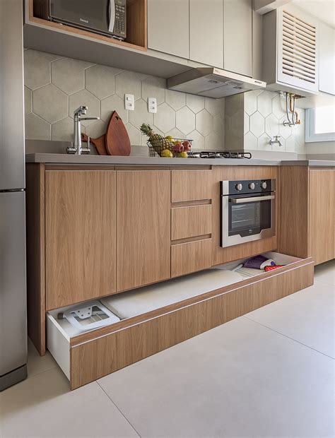 Soluções de marcenaria otimizam o espaço do apartamento de 50 m² | CASA