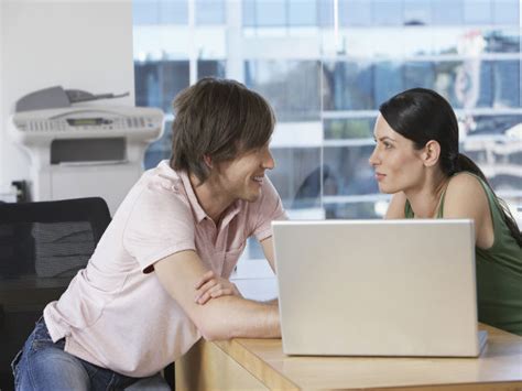 lamour au travail le lieu ideal pour faire des rencontres