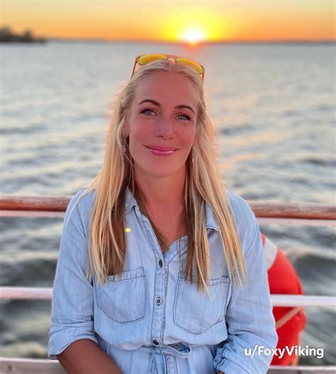 Would you sail away into the sunset with me? 💙 : r/maturemilf