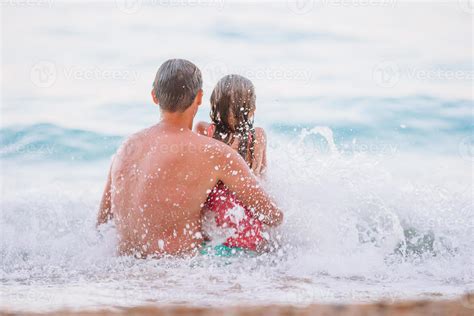 padre y su hija disfrutan de vacaciones en la playa 18109840 Foto de