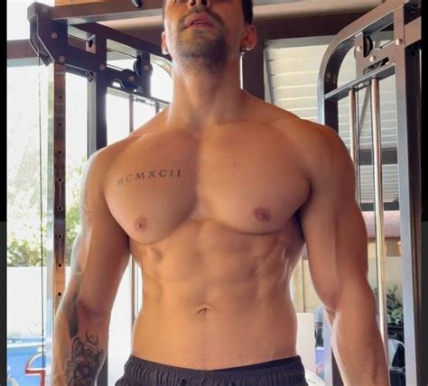 Dejó su trabajo en un banco para vender sus videos hot en OnlyFans 