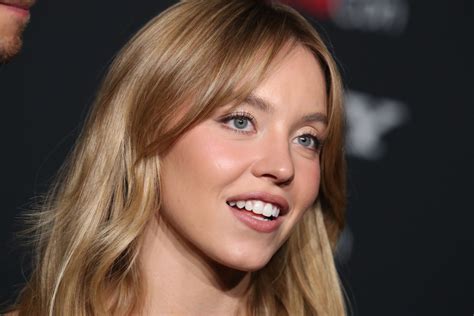 Sydney Sweeney (Euphoria), renversante dans une combinaison rose