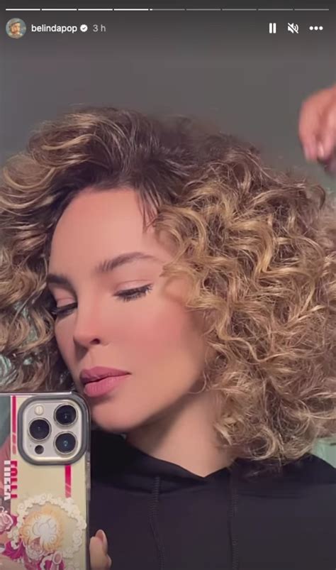 Belinda nos deja sin aliento con su nuevo corte de cabello y chinos rubios