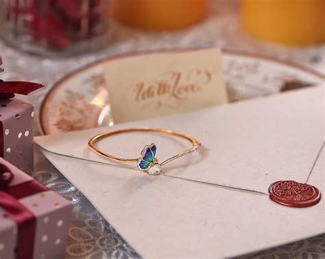 Best Wedding Gift Ideas for Indian Weddings - CaratLane