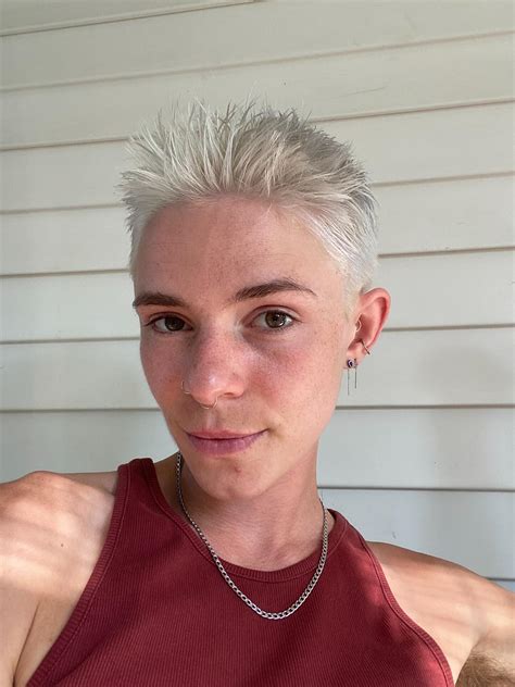 Short edgy pixie hairstyles are taking over the fashion world 39