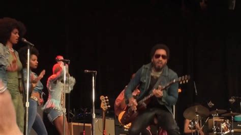 ausCAPS: Lenny Kravitz nude on stage