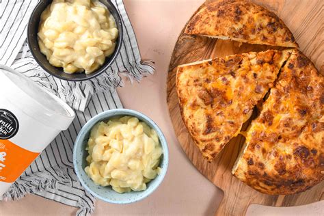 Smoked Gouda Mac & Cheese and Chicken with BBQ Ranch Sauce Pizza Recipe