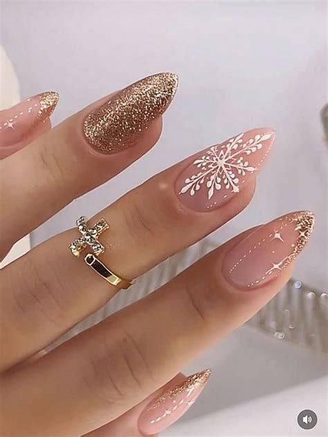 +20 Elegant Christmas Nail Ideas for a Charming Look