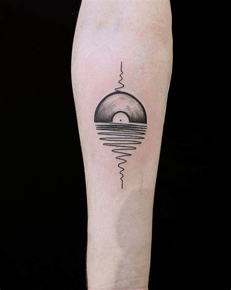 Тату винил - фото салона Tattoo Times, узнай цену на сайте.