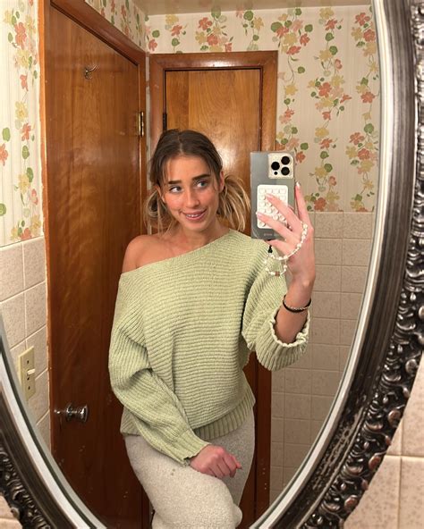 Livinia Roberts | I felt so pretty in this 🌞 | Instagram