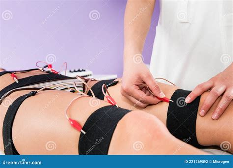 Platzierung Von Elektroden Zur Elektrostimulation Stockfoto - Bild von ...