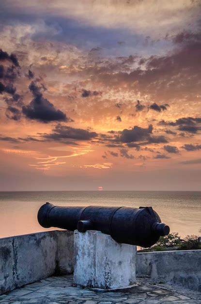 Premium Photo | Canyon defending the entrance of old havana